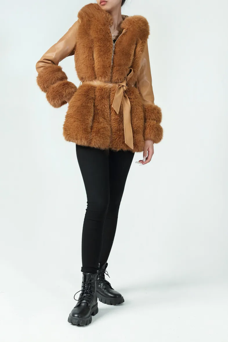 Kapuzenjacke aus Kunstleder und Kunstpelz mit Gürtel
