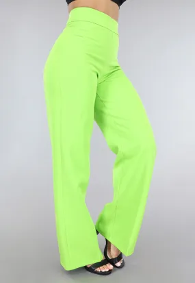 Limonengrüne Hose mit geradem Bein und Bundfalten