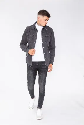 Verwaschenes Jeanshemd mit abgenutzter Optik